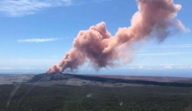  Evacúan a miles por la erupción del volcán en Hawai