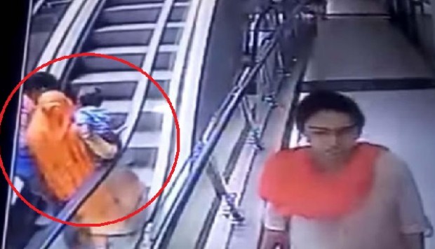  India: Bebe muere al caer de escaleras cuando su madre se tomaba selfie