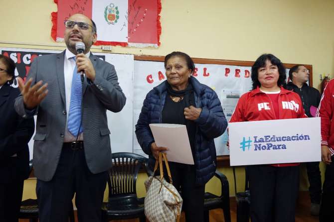  Doña «Peta» pide a maestros que no dejen sin clases a los alumnos