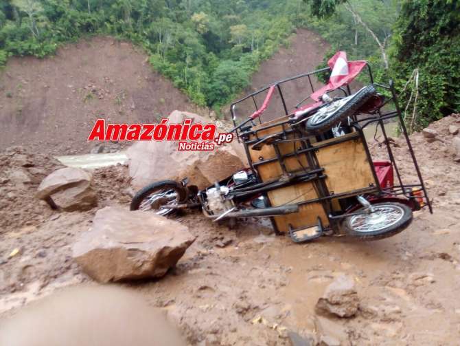  Mototaxista se salva de morir aplastado por derrumbe de rocas