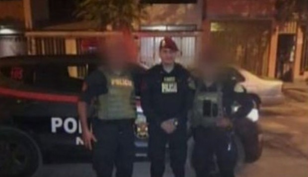  Turba ataca a cuchilladas y mata a policía