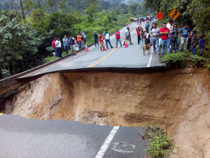  Se hunde carretera cerca a localidad de San José
