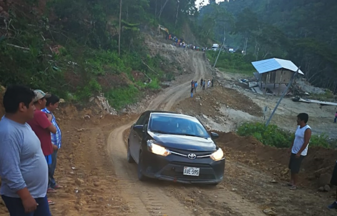  Habilitan pase vehicular en zona de hundimiento en carretera Fernando Belaúnde Terry