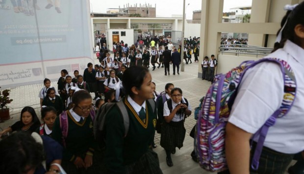 Proponen que uso de faldas no sea obligatorio para escolares peruanas