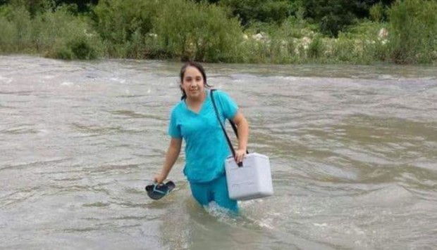  Las intensas lluvias no detuvieron a una enfermera para cumplir su labor