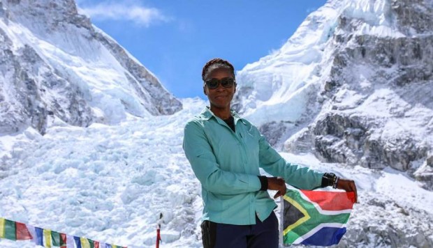  Una sudafricana, primera mujer africana en subir el Everest