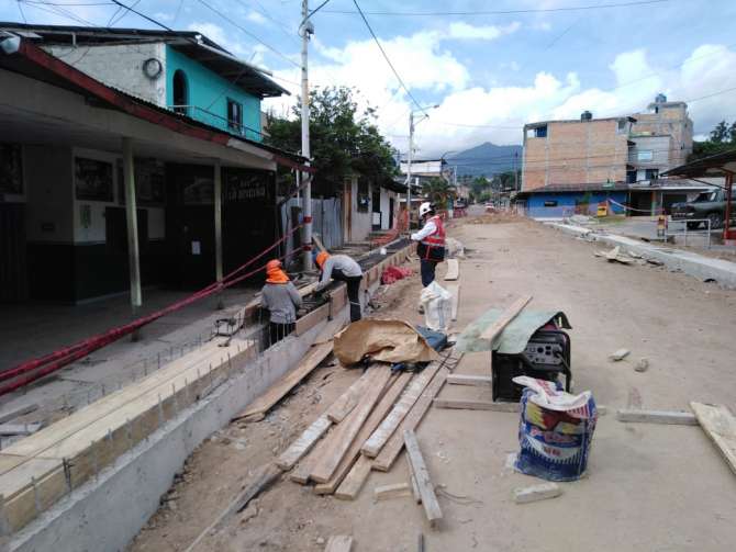  Obreros de Construcción Civil trabajan expuestos a peligro en obra del distrito de Morales