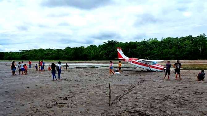  Avioneta aterriza de emergencia a orillas del río Marañón