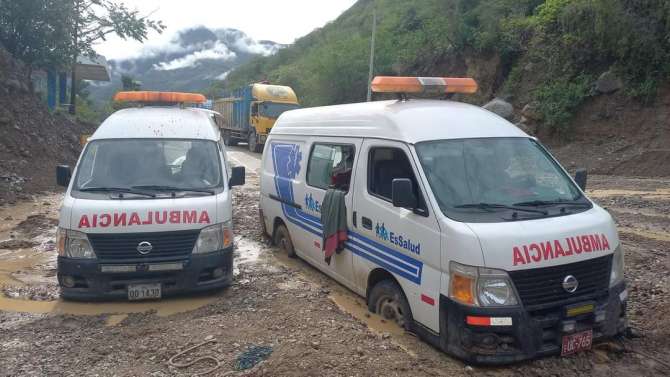  Deslizamiento de lodo casi arrasa dos ambulancias cerca de Jaén