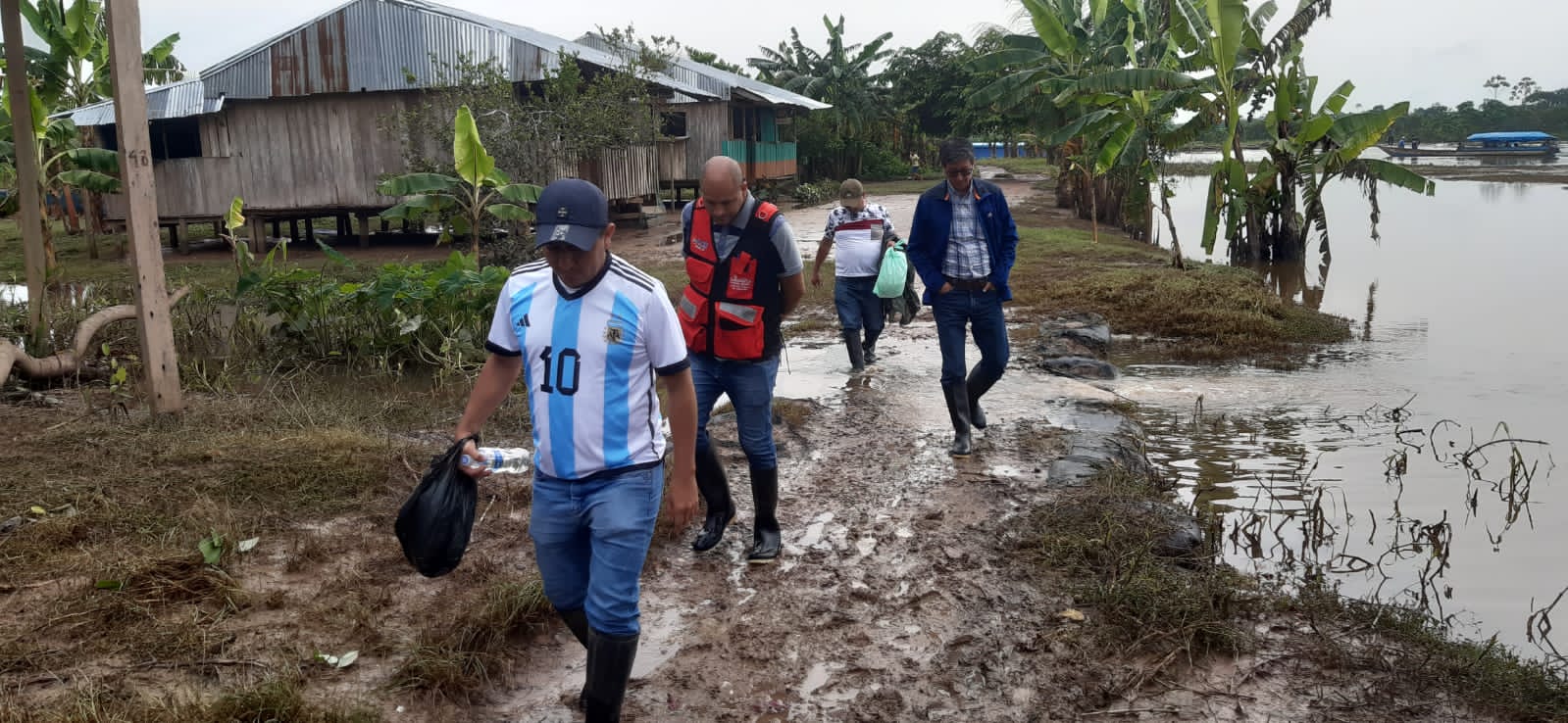 Reubican aulas de instituciones educativas en el Bajo Huallaga luego que fueron inundadas