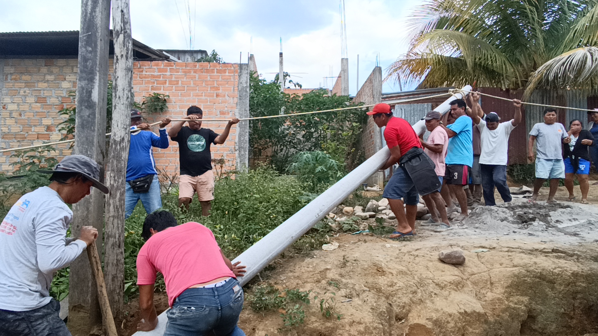 Vecinos de La Banda de Shilcayo resuelven problema eléctrico gracias a donación de postes