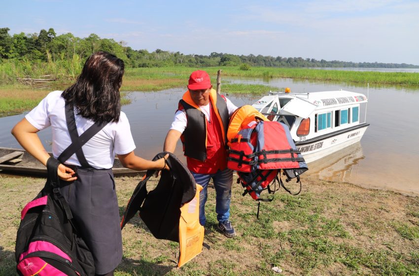 Escolares de zonas de frontera y comunidades nativas son trasladados por vía fluvial a sus colegios gracias a los Movitambos