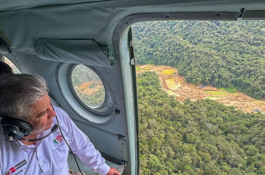  Ministro de Defensa sobrevoló zonas afectadas por la minería ilegal en la provincia de Condorcanqui