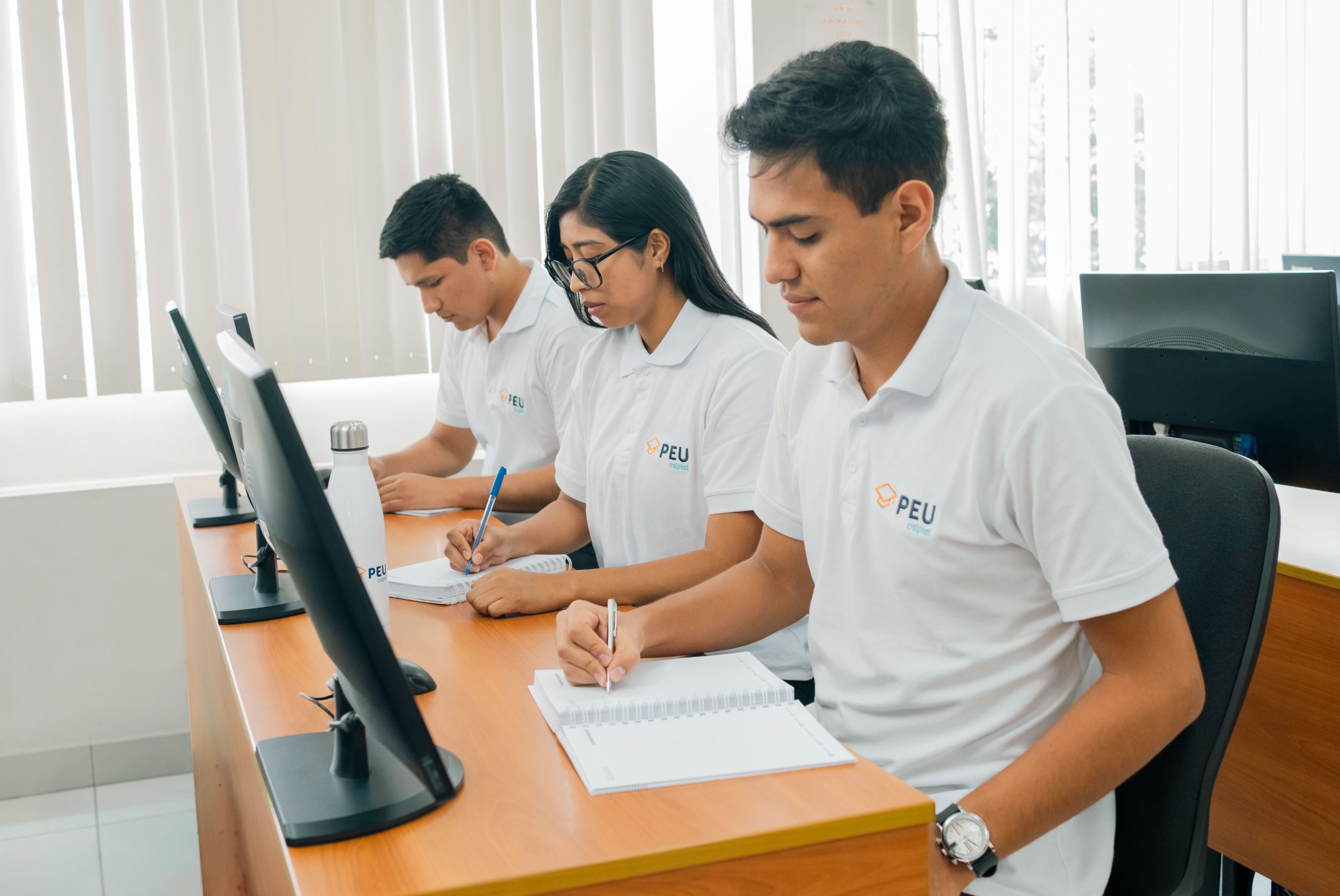 Hasta el 31 de octubre estudiantes de Derecho, Economía e Ingeniería pueden postular a una las 60 becas del PEU OSIPTEL